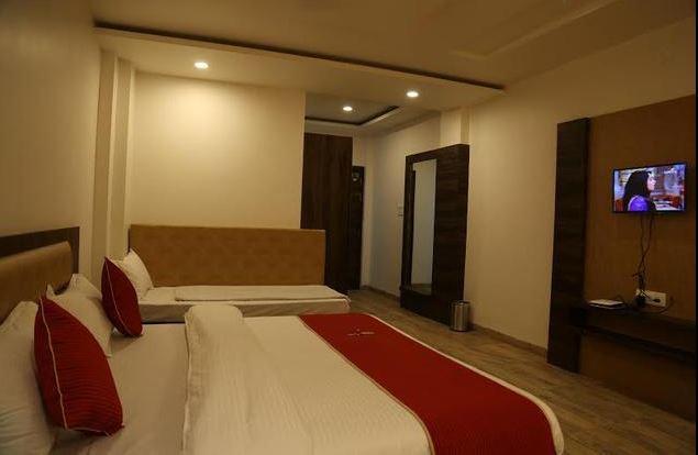 Hotel Shri Vardhan Удджайн Экстерьер фото
